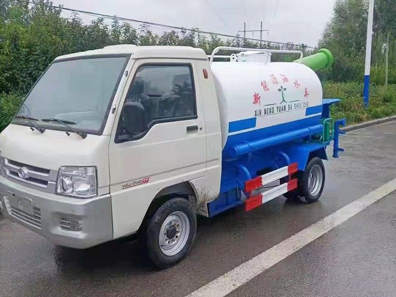 四轮洒水车